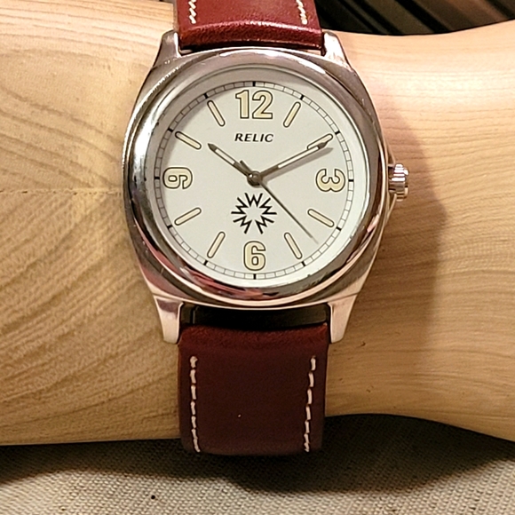 Relic Other - New/old-Relic Mens Leather Watch Silvertone Glow In Dark Tags Packaging Included